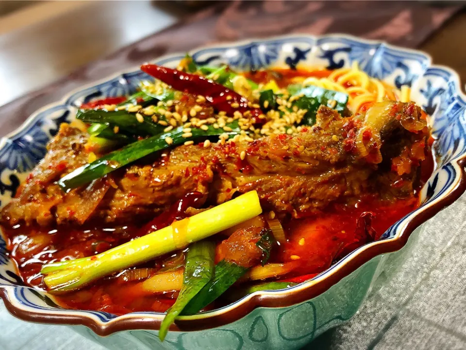 〆の辛い！から〜い🌶🌶🌶ラーメン
#リクエスト #唐辛子とニンニク #焼豚なくてスペアリブ #思いつきラーメン #二度と同じの作れない  #中華料理|Miyuki Tanakaさん