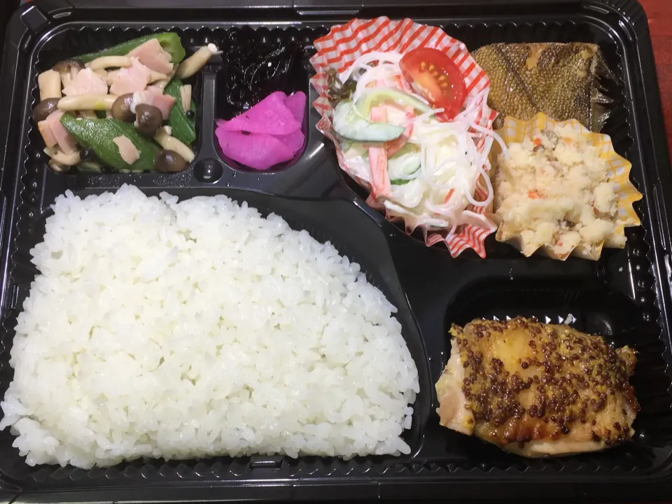 Snapdishの料理写真:カレイの煮付け 日替わり宅配弁当 豊川市豊橋市一部エリア配達|Naokazu Kuritaさん