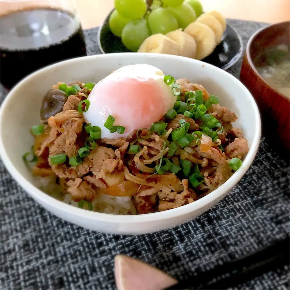 きのこたっぷりきのこ丼🍄|あしゃぱんさん