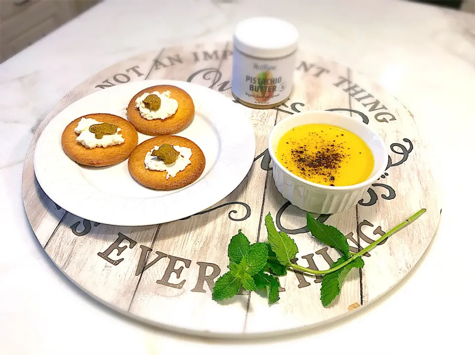 Cream cheese pistachio spread crackers with pumpkin soup|mabelさん