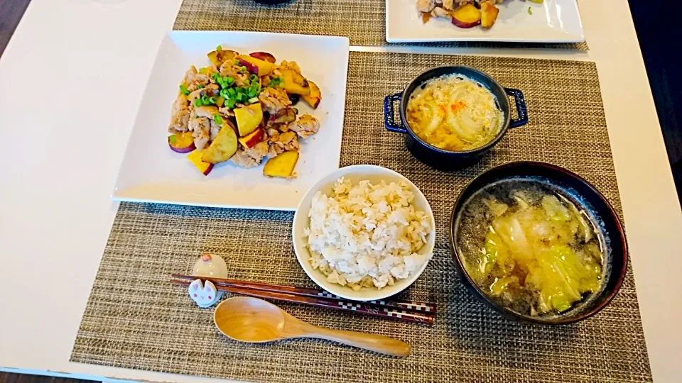 今日の夕食 さつまいもと豚肉の味噌炒め、玉ねぎの卵とじ、麦ご飯、キャベツの味噌汁|pinknari🐰🌈さん