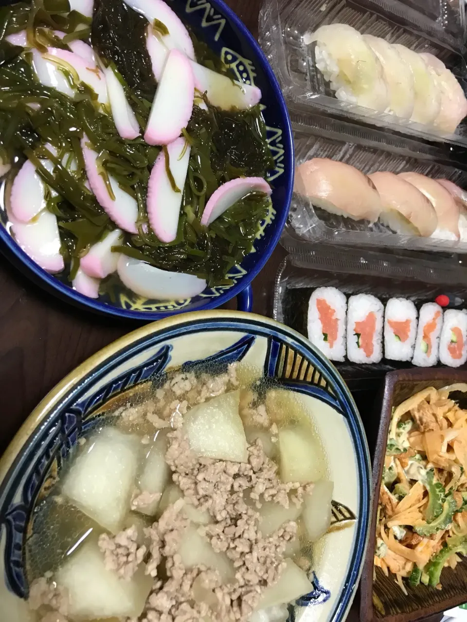 9月3日晩ご飯。冬瓜煮込み、もずくめかぶかまぼこ、唐辛子ツナとゴーヤのサラダ、お寿司。|あやさん