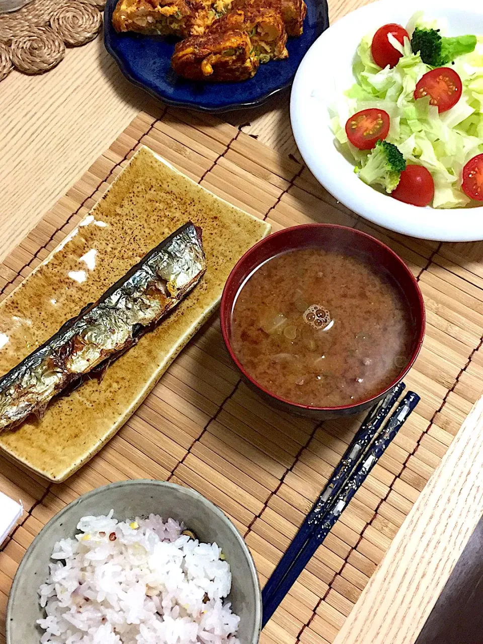 Snapdishの料理写真:秋刀魚、赤だし、キムチ入り卵焼き|yuki-ukiさん