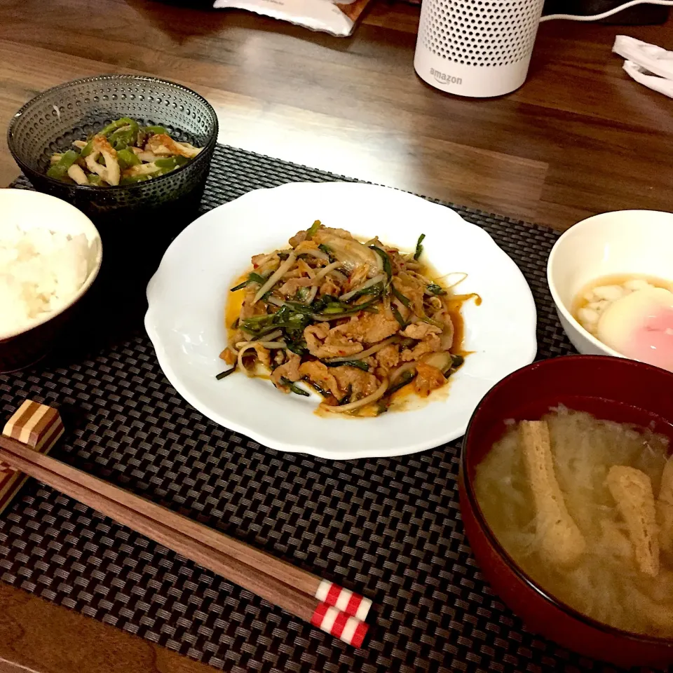 9月3日のお夕飯 ＊豚キムチ ＊ピーマンとちくわの胡麻和え ＊温泉卵 ＊大根と揚げの味噌汁|Ayako Koizumiさん