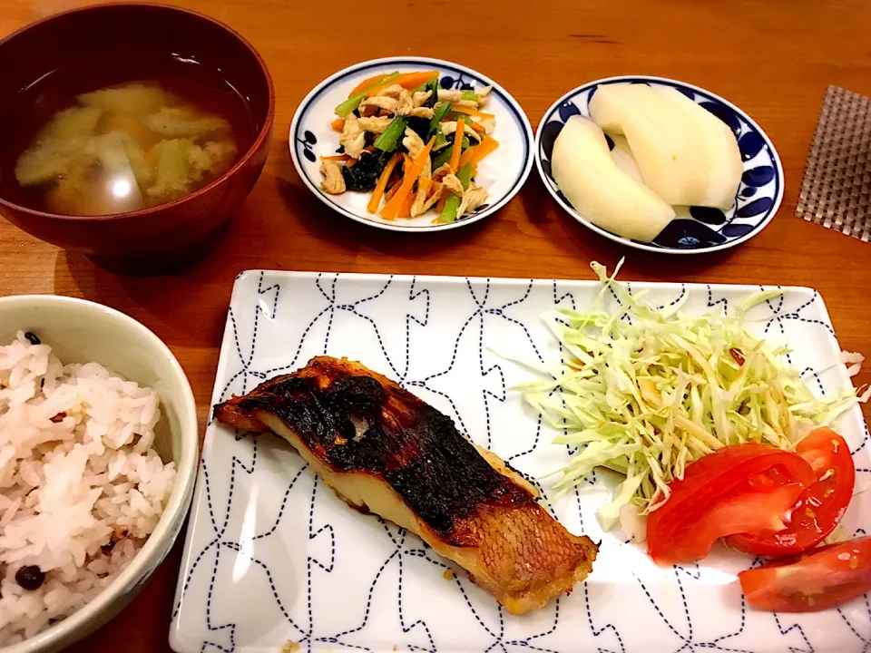 18/09/03 夕飯♪ 赤魚西京焼 小松菜と人参とササミの胡麻和え 味噌汁 梨|ikukoさん