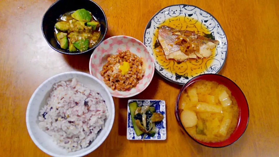 ８月２０日　鯛の煮付け　アボカド薬味ポン酢　納豆　しば漬け　お味噌汁|いもこ。さん