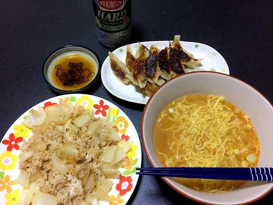 玉ねぎ炒飯と味噌ラーメンと餃子|Shintarou  Nishimuraさん