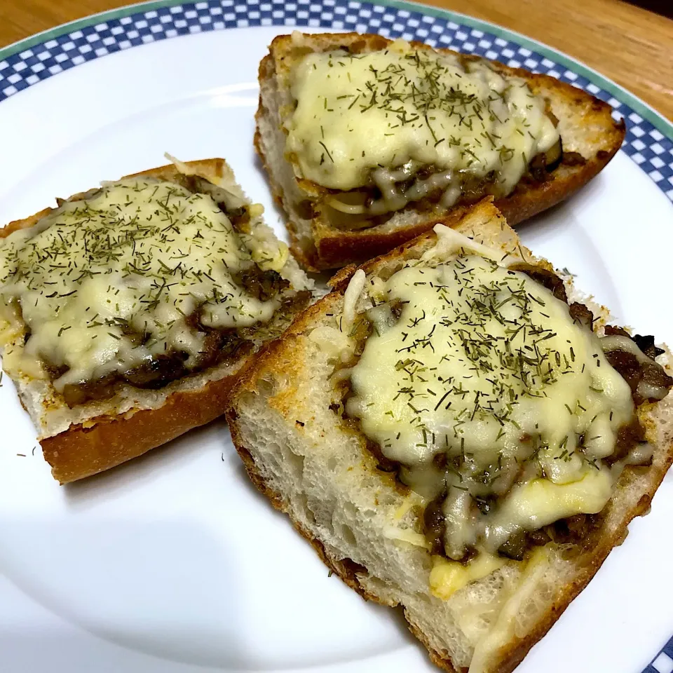 Snapdishの料理写真:カレーチーズパン🥐|Jean Nobyさん