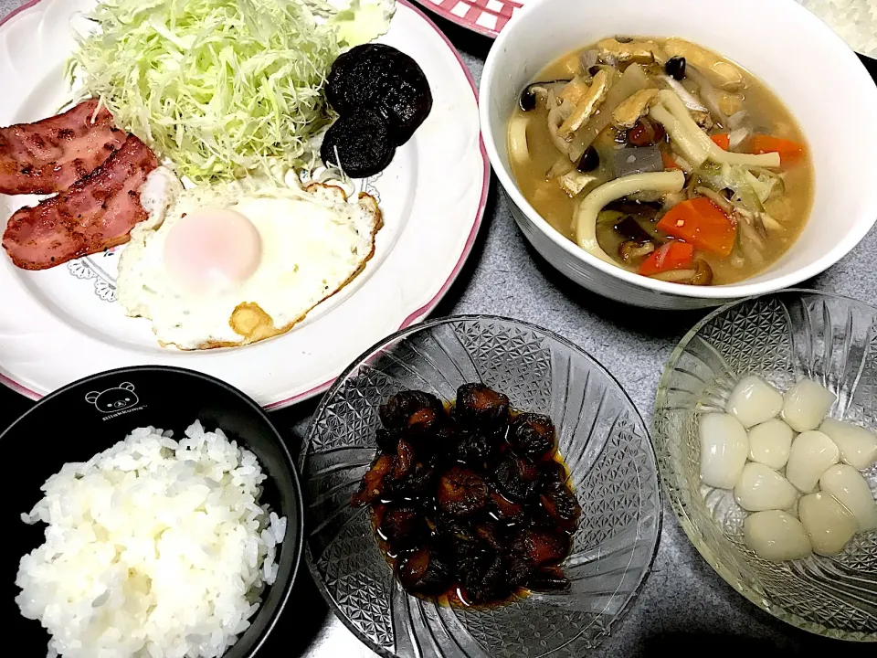 白米、多種キノコ野菜たっぷり味噌煮込みうどん、椎茸焼き、目玉焼き(ターンオーバーじゃないやつ)、ベーコン、キャベツ、Qちゃん、らっきょ|ms903さん