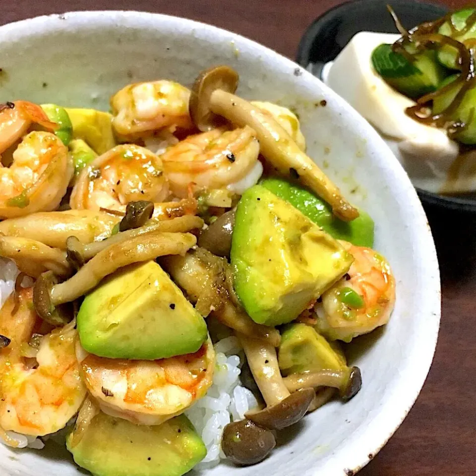 エビとアボカドのガーリックバター醤油丼❤️|まさまささん