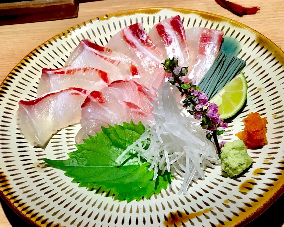 天然釣り真鯛 厚切り刺し                                 福岡 宗像産                                                 芽ねぎ・紅葉おろし・酢橘・ポン酢|酒肴菜 kun                          自 2018.5.1さん