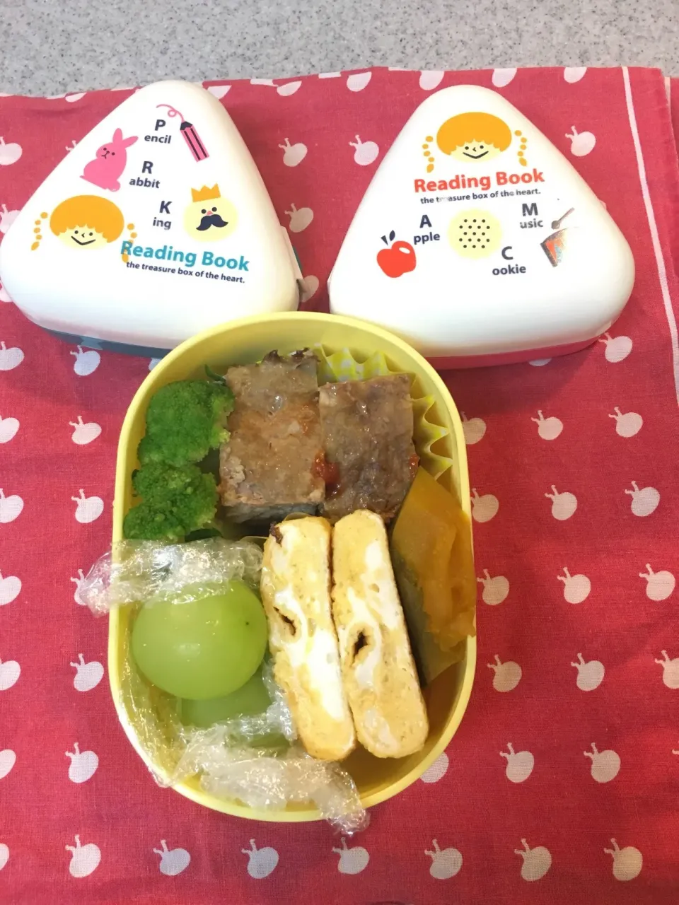 ♫8/4今日のお弁当♫〜おにぎり、ミートローフ、だし巻き卵、ブロッコリー、かぼちゃ煮、シャインマスカット〜暴風警報出てても仕事はある娘のお弁当|Satokoさん