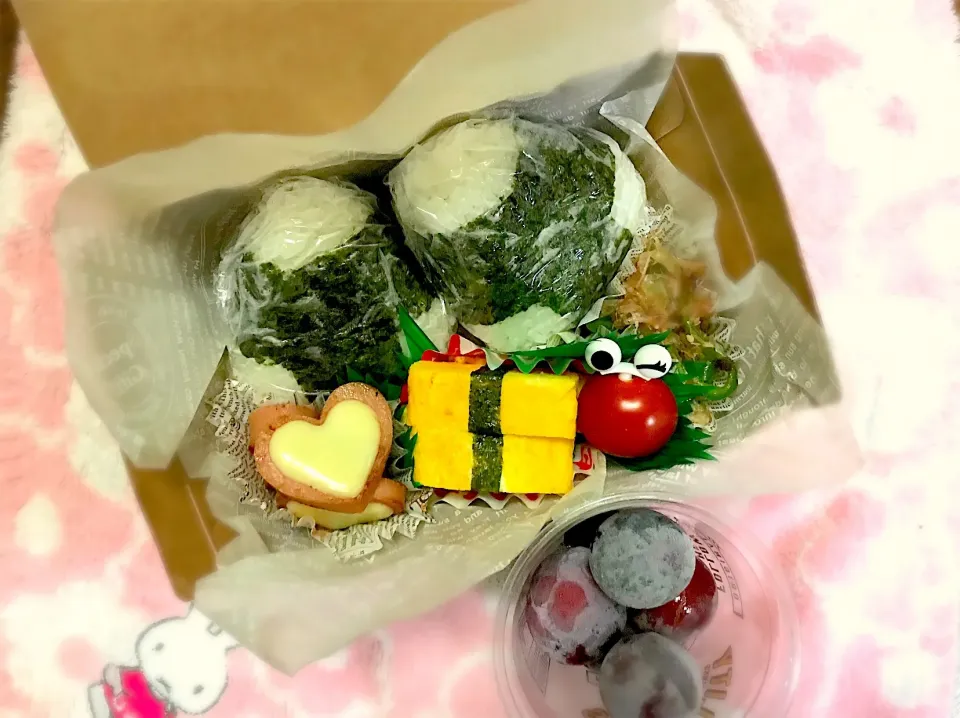 【おにぎり】弁当〜塩昆布おにぎり・手作りQちゃんおにぎり・やみつきピーマン・玉子焼き・焼きハムチーズ〜
 #お弁当  #おにぎり弁当  #おにぎり  #キャラ弁|華恋さん