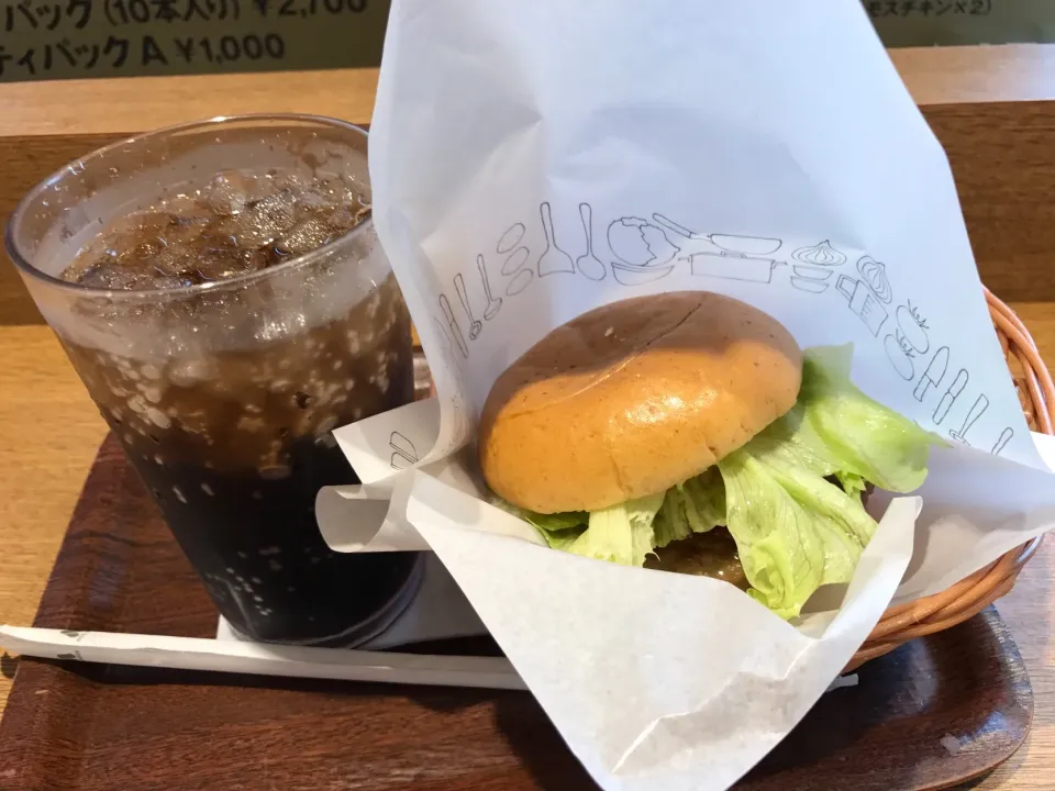 コーラと野菜バーガー|手品先輩さん