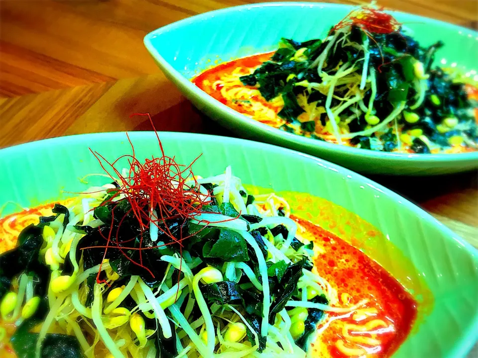 モヤシとワカメのナムルがのっかった担々麺🍜|ちまさん