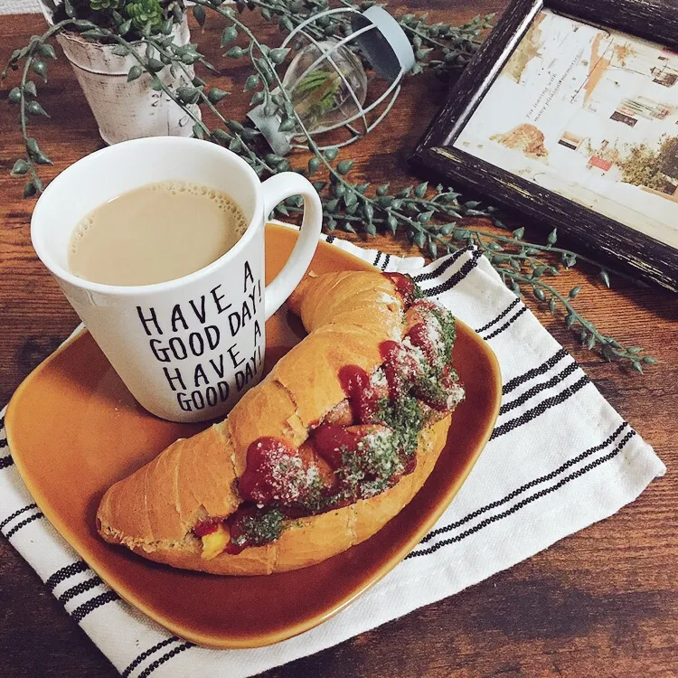 Snapdishの料理写真:三日月型のフランスパンでサンドイッチ|はるなさん