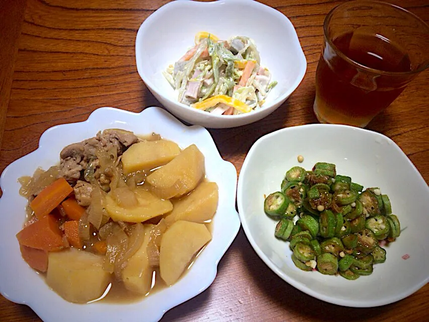 Snapdishの料理写真:実家で作る今日の男飯(｡-_-｡)オクラ和え&マヨラーカラフルサラダ&肉じゃが🎶
IHにだいぶ慣れて来たσ(^_^;)|ひーちゃんさん