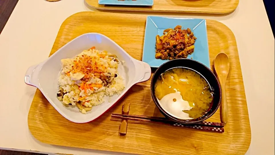 Snapdishの料理写真:今日の夕食 鶏むね肉の白だし炊き込みご飯、大根と挽き肉の炒め物、落とし卵の味噌汁|pinknari🐰🌈さん