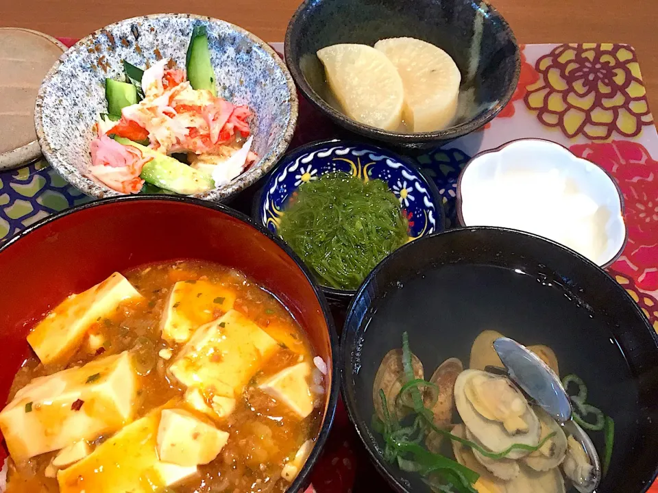 晩御飯
麻婆丼、カニカマきゅうり、大根の煮物、めかぶ、あさり汁、ゆず大根|かよちゃんさん