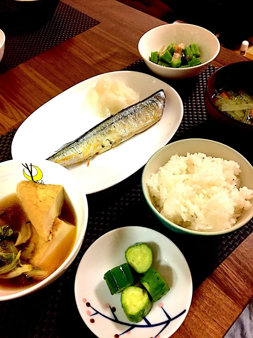 9月4日のお夕飯 ＊サンマの塩焼き ＊しろ菜と厚揚げの煮物 ＊オクラの白だし和え ＊きゅうりの浅漬け ＊味噌汁（小松菜 人参 ）|Ayako Koizumiさん