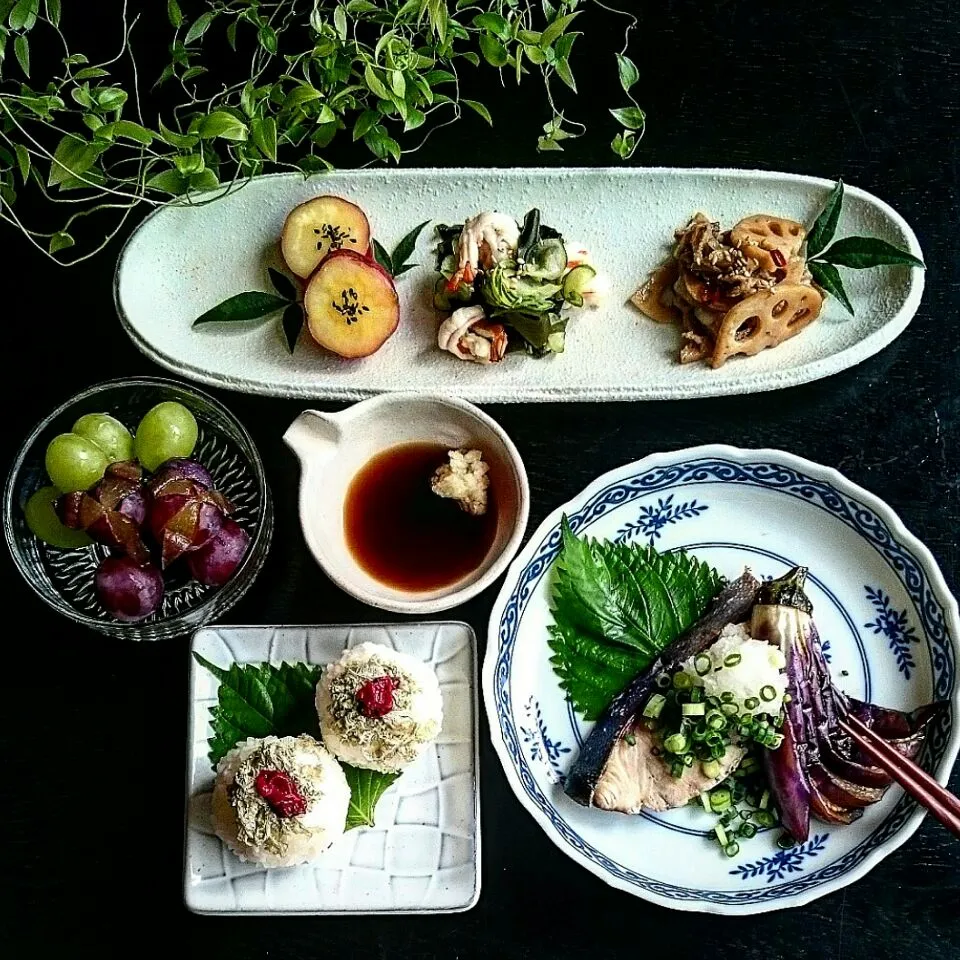 ブリの酒蒸しおろし添えと蓮根と豚肉のきんぴらワカメとエビの酢物で昼ごはん🎶|瑞さん