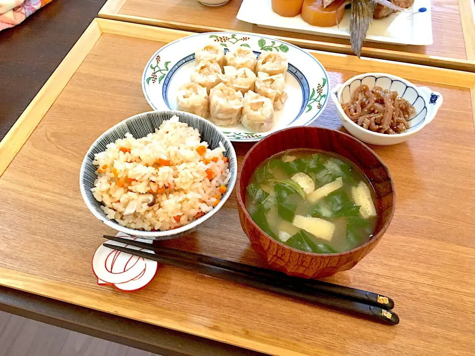 豚シュウマイ
炊き込みご飯
こんにゃくのきんぴら
お味噌汁|NAKATAさん