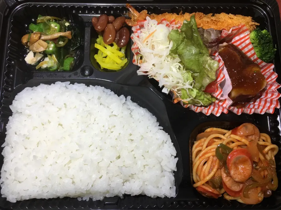 Snapdishの料理写真:ポークソテー 日替わり宅配弁当 豊川市豊橋市一部エリア配達|Naokazu Kuritaさん