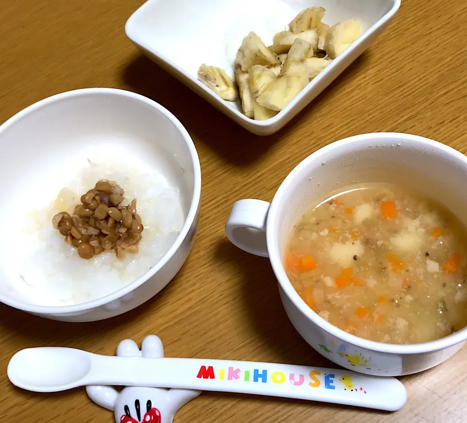 9.5（10ヶ月4日）朝🥄離乳食
❤︎ 納豆ごはん🍚
❤︎ 野菜スープ
❤︎ バナナ🍌ヨーグルト|Kana ❤︎さん