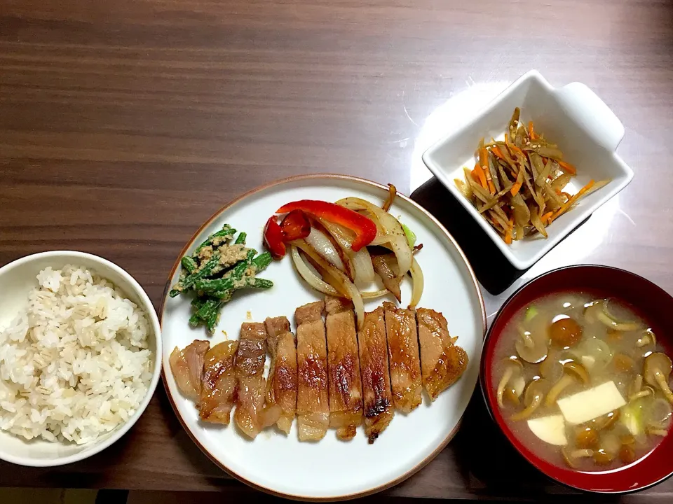 豚肉の味噌漬け 焼き野菜 いんげんの胡麻和え きんぴらごぼう なめこと豆腐の味噌汁|おさむん17さん