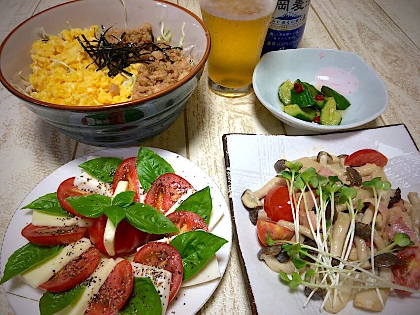 Snapdishの料理写真:今日の男飯(｡-_-｡)トマトのカプレーゼ🍅&しめじベーコン炒め&ピリ辛自作きゅうりの漬物&キャベツたっぷりそぼろ丼🎶|ひーちゃんさん