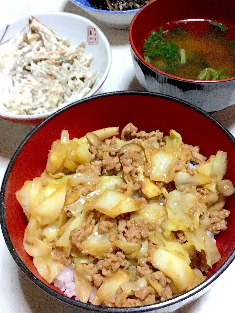 肉キャベツ丼、ほうれん草のお味噌汁、ごぼうのきんぴらサラダ|Ayaさん