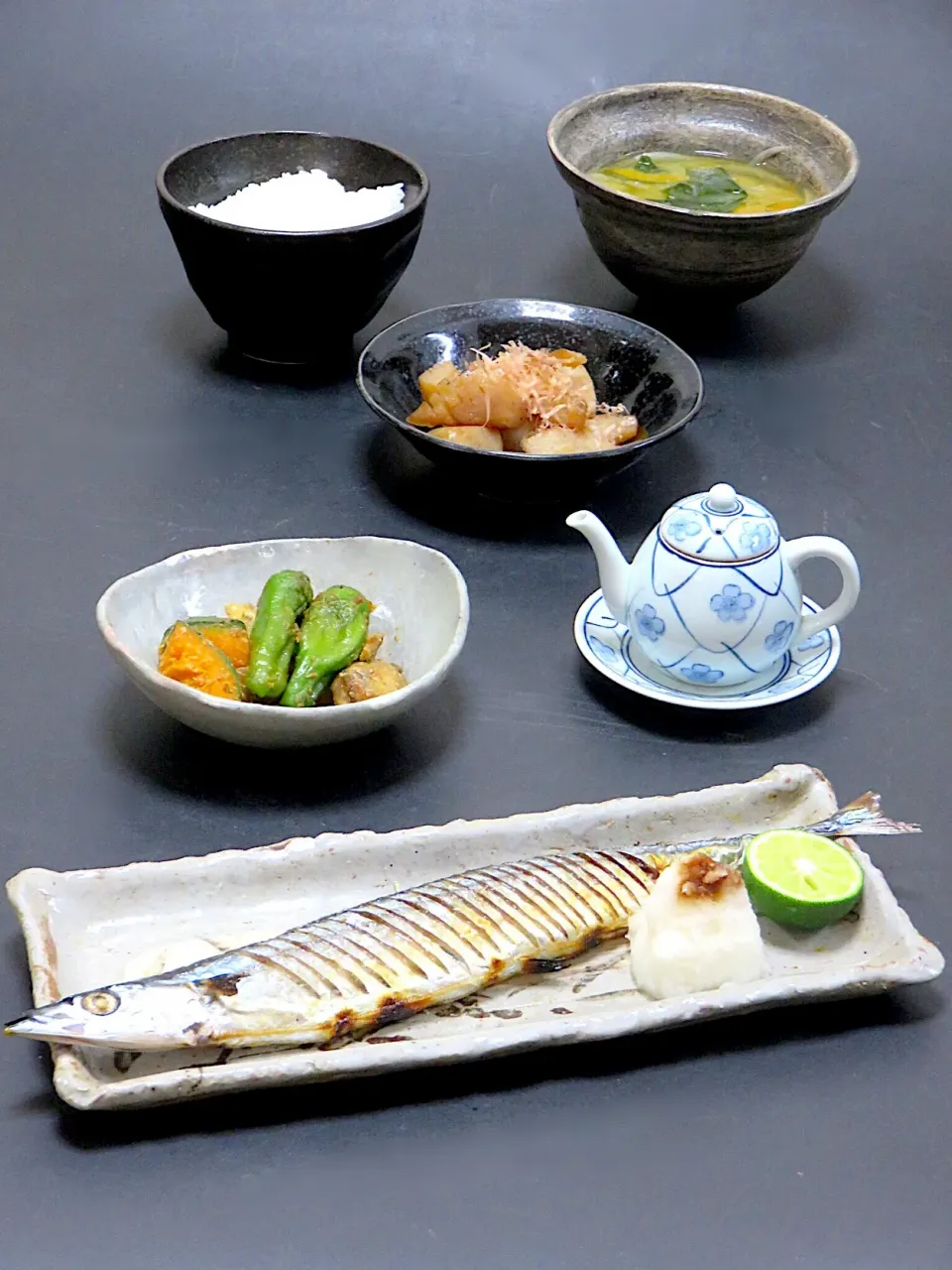 今晩は、秋刀魚の塩焼き、白茄子 甘長 南瓜のにんにく味噌炒め、こんにゃくのおかか炒め、南瓜と玉ねぎとわかめの味噌汁、ご飯|akazawa3さん