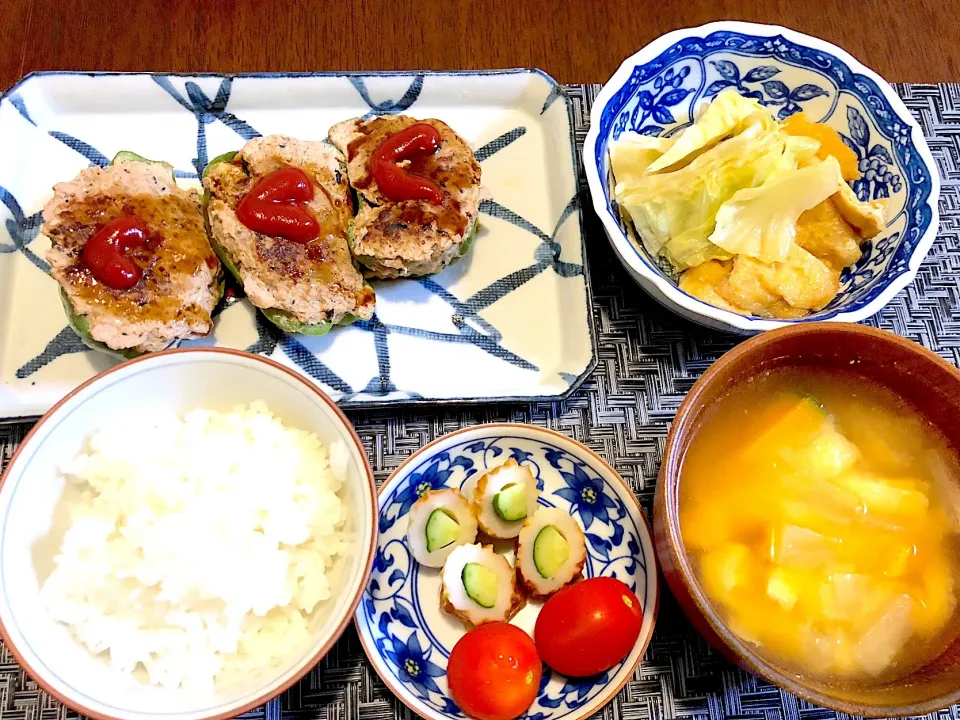 #今夜のご飯 #ピーマンの肉詰め#キャベツとお揚げの煮物#具沢山お味噌汁|Ikuさん