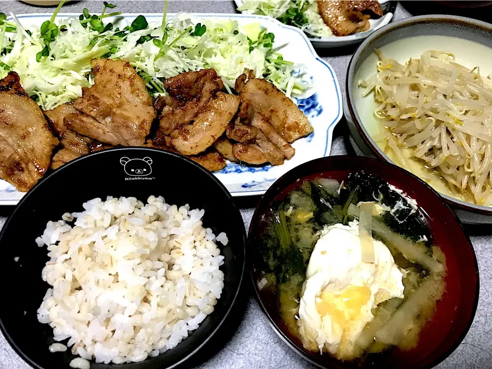 Snapdishの料理写真:もち麦飯、豚生姜焼き、豆苗キャベツサラダ、玉子小松菜大根味噌汁、もやし鶏がらスープ味|ms903さん