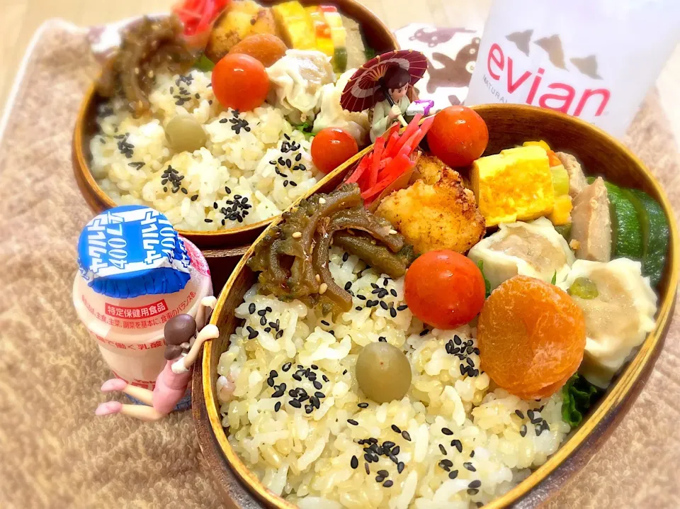 Snapdishの料理写真:発芽玄米ご飯🍚&青梅&崎陽軒のシウマイ&マグロ角煮&出汁巻き玉子&加賀つづみ&鶏塩麹唐揚げ&ズッキーニの照り焼き&紅生姜&ゴーヤの佃煮&あんず&大葉&プチトマト🍅の夫婦お弁当♪

 #弁当  #フチ子 #シウマイ弁当|桃実さん