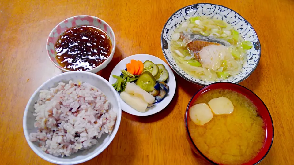 ８月２７日　ぶりとねぎのさっぱり煮　もずく　お漬け物盛り合わせ　お味噌汁|いもこ。さん