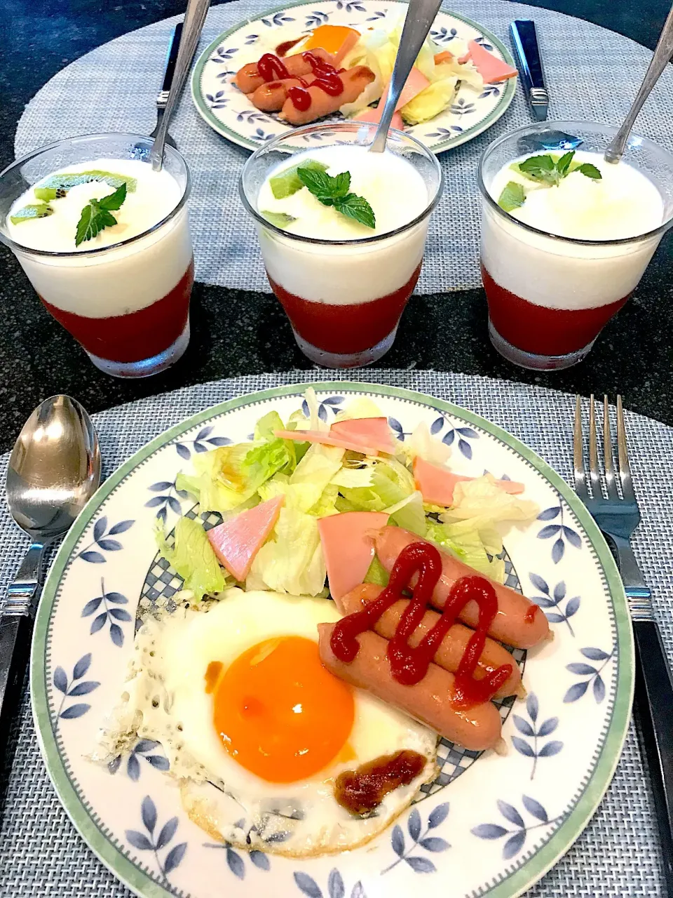 Snapdishの料理写真:シュト旦那と息子の朝ごはん用意して シュトママ ダウン|シュトママさん