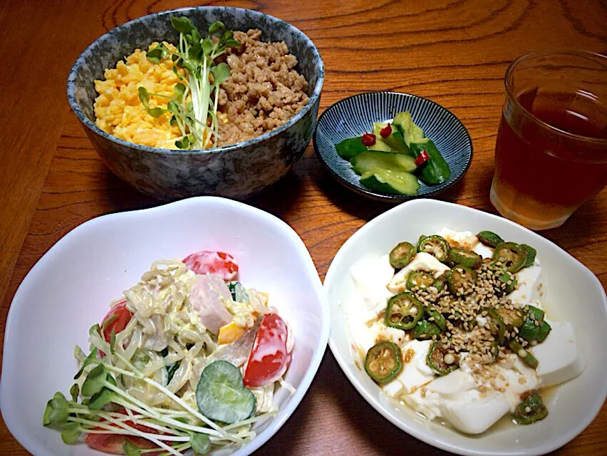 実家で作る男飯(｡-_-｡)オクラ豆腐&もやしサラダ🥗&辛っきゅうりの漬物&昨日大量に作ったそぼろ丼🎶🤣|ひーちゃんさん