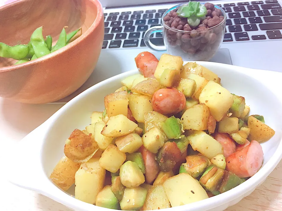 アボカドとじゃがいもの炒め物🥔|lalapoさん