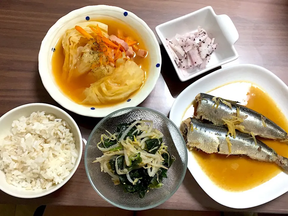 Snapdishの料理写真:いわしの煮付け もやしとワカメの中華サラダ  キャベツとベーコンのコンソメスープ  大根のゆかり和え|おさむん17さん