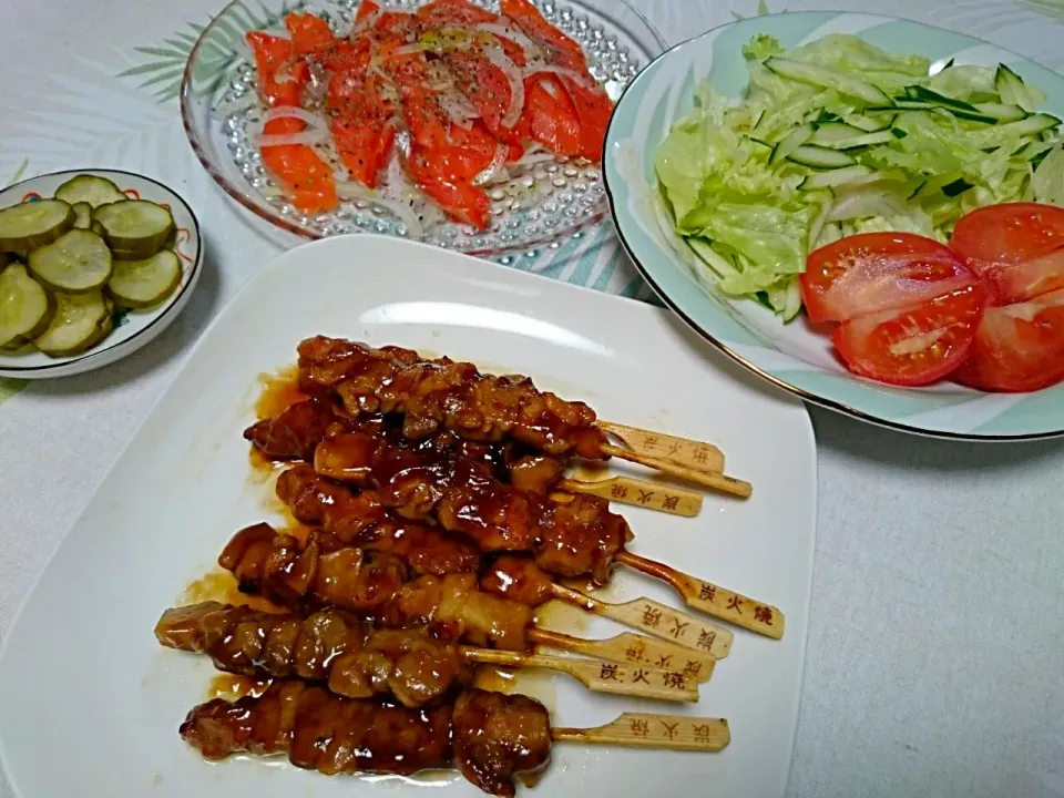 ☆今日の晩ごはん☆　冷凍焼きとり　サーモン　サラダ　えびフライ　きゅうりの古漬け|hamamaさん