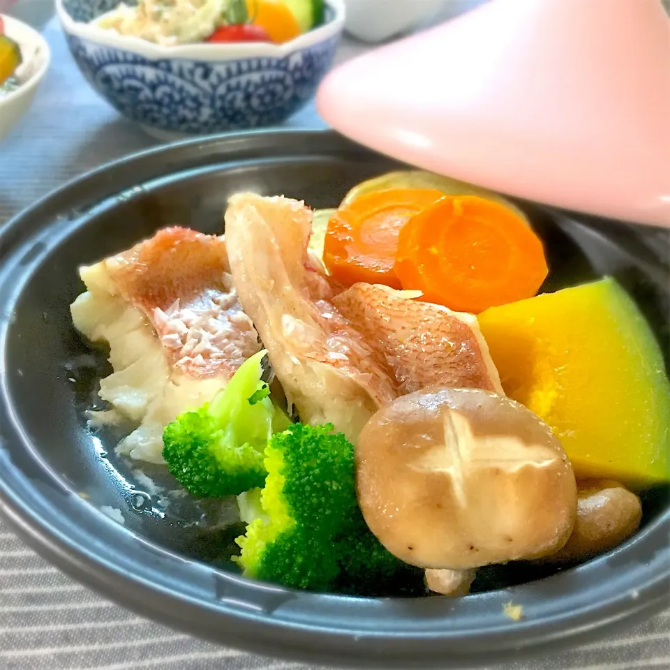 Snapdishの料理写真:赤魚と野菜のタジン鍋蒸し|ゆかりさん