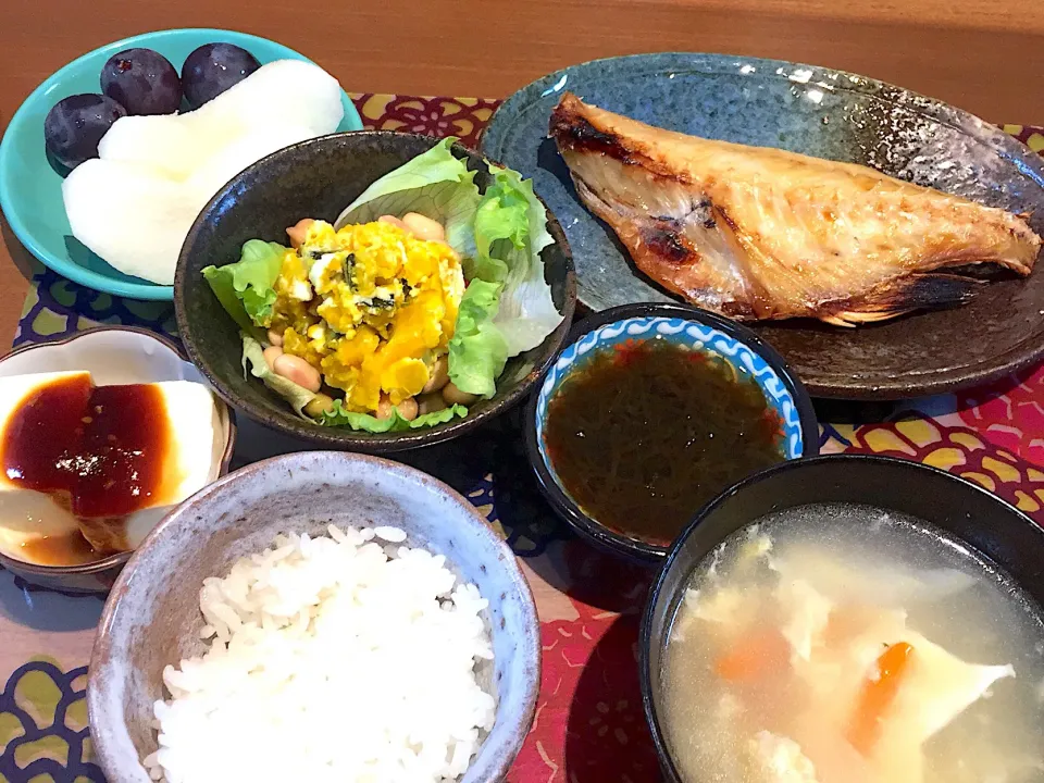 晩御飯
赤魚の干物、レタスとかぼちゃのサラダ、絹ごし豆腐の甘味噌、もずく黒酢、玉ねぎと人参のかきたまスープ、幸水とピオーネ|かよちゃんさん