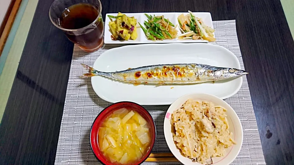 キノコの炊き込みご飯、キャベツと油揚げの味噌汁、さんまの塩焼き、大根と桜エビのサラダ、大角豆の炒め物、ハチミツバター大学芋|サトリさん