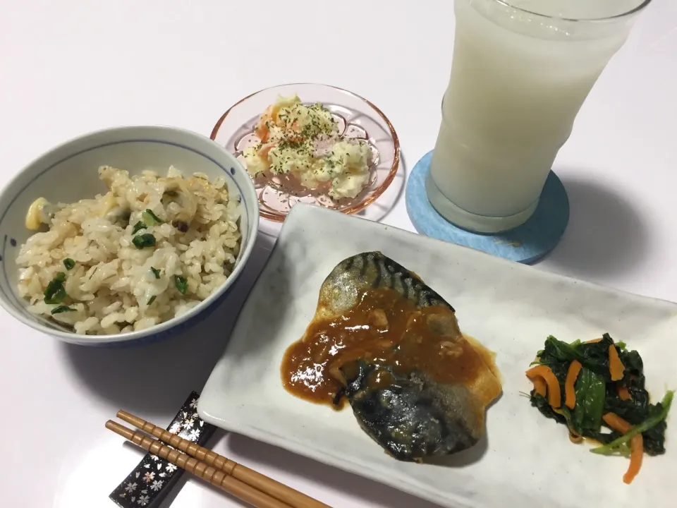 今宵は、あさりご飯とか🍚
#あさりご飯
#さばの味噌煮 
#ほうれん草のお浸し
#ポテサラ|Kojiさん