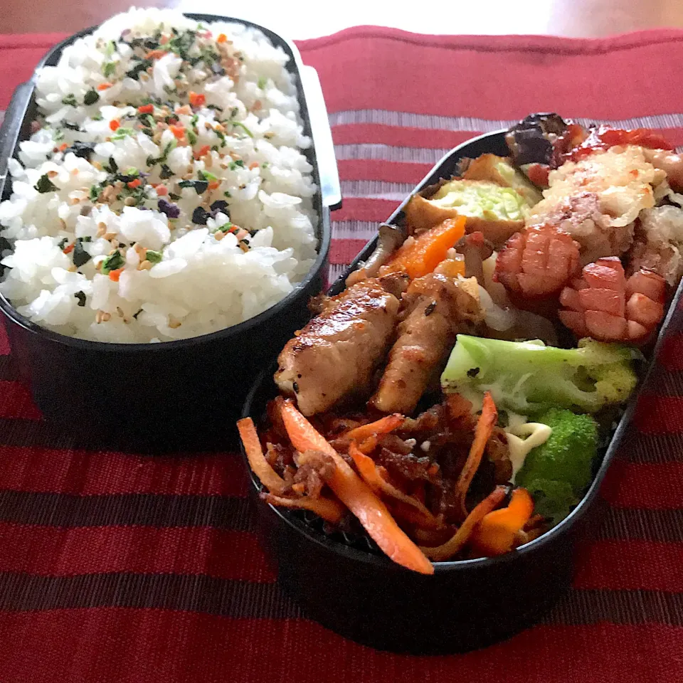 今日のお弁当🍱
豚肉のチーズ巻き
人参のしりしり

さぁ、週末金曜日
1日雨模様のお天気です
足もと気をつけて
あとひとがんばり
気をつけていってらっしゃい👋😊|mokoさん