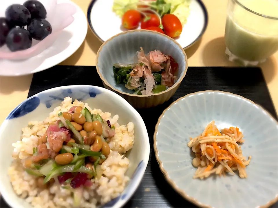 9／7朝食  #朝ごはん 
納豆ごはん えのきの和え物 ツルムラサキお浸し ピオーネ 青汁ミルク|おさんどんさん