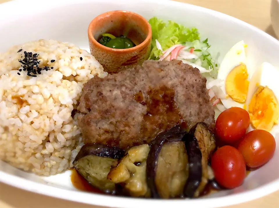 9／7昼食  #お昼ご飯 
ハンバーグ 焼きなす 大根サラダ みそ汁|おさんどんさん