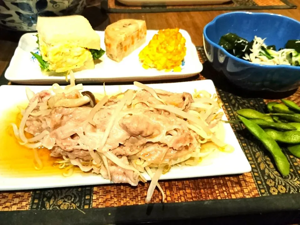 Snapdishの料理写真:枝豆&タマゴサンド&豚肉ともやしのミルフィーユ&酢の物&れんこんはさみ揚げ&とうもろこし|まぐろさん