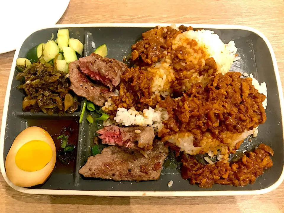 Rice with fried sirloin and marinated minced pork|Sky Blueさん